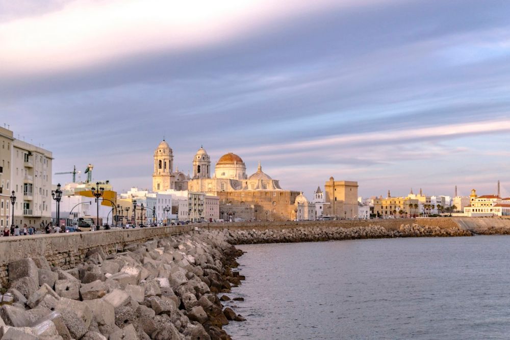 Catedral de Cádiz desde el paseo marítimo