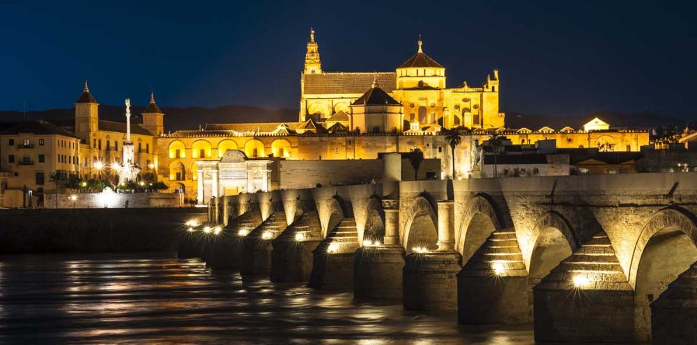 Mezquita-Catedral y Puente Romano de Córdoba de noche