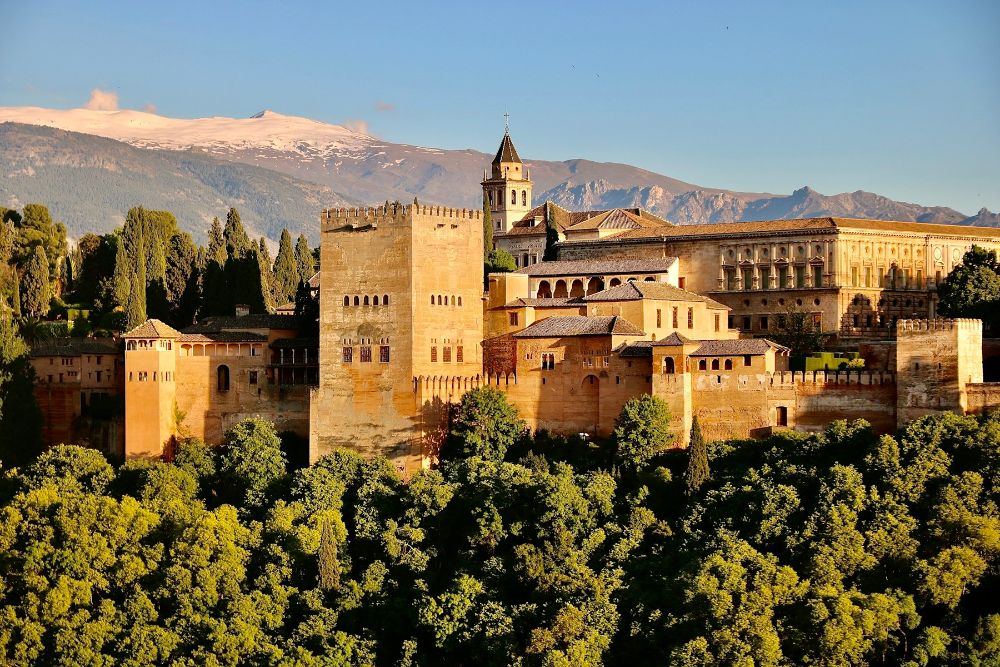La Alhambra de Granada con Sierra Nevada al fondo
