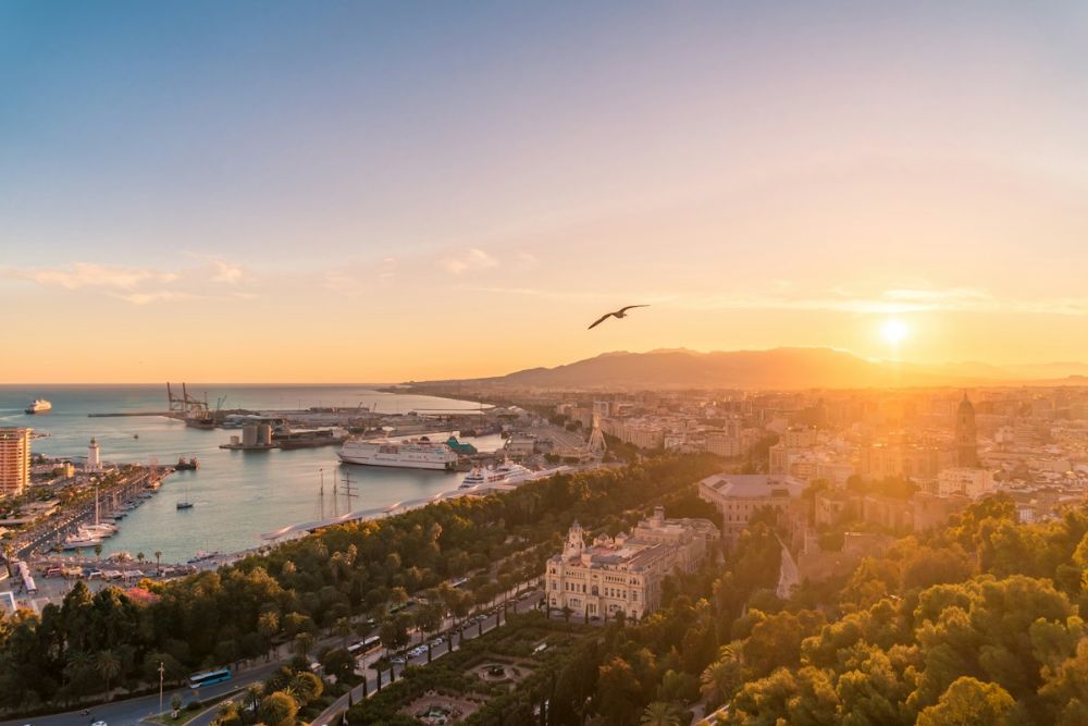 Málaga y su puerto al atardecer