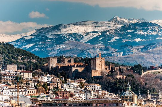 Granada con Sierra Nevada nevada al fondo