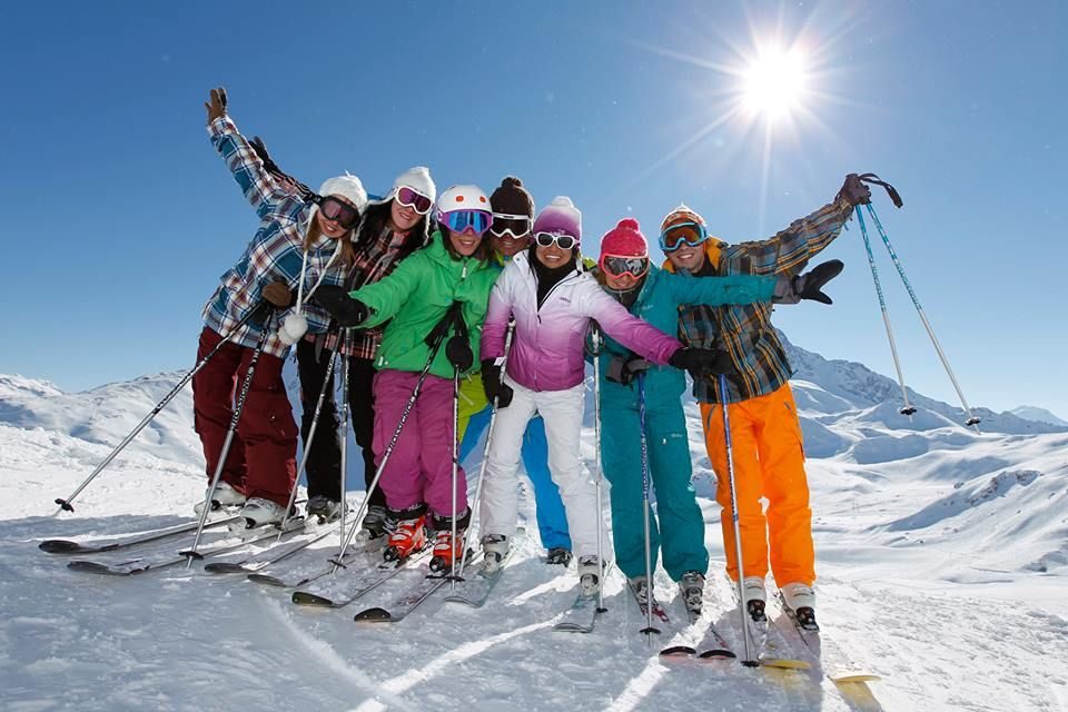 Grupo de amigos en la nieve de Sierra Nevada