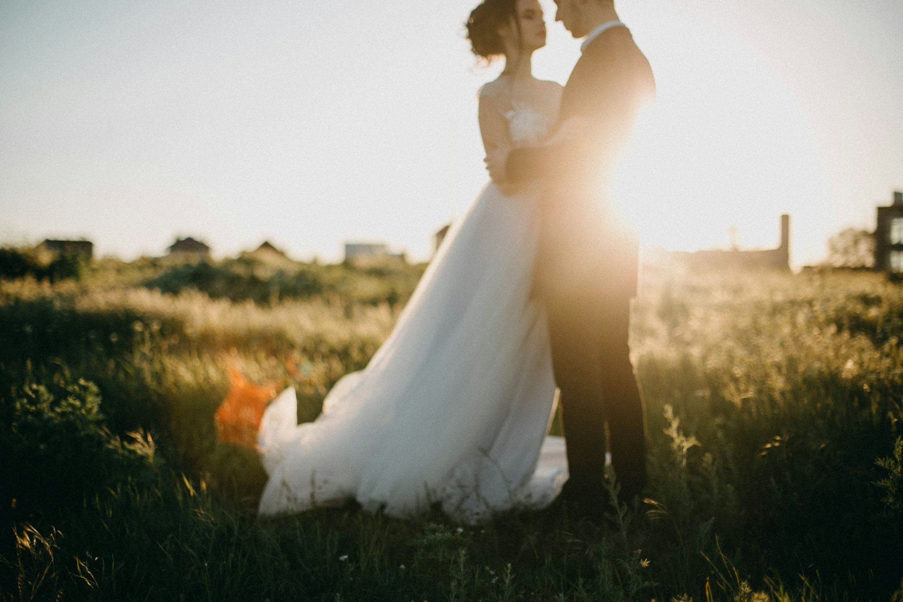 Pareja de novios al atardecer en el campo de Granada