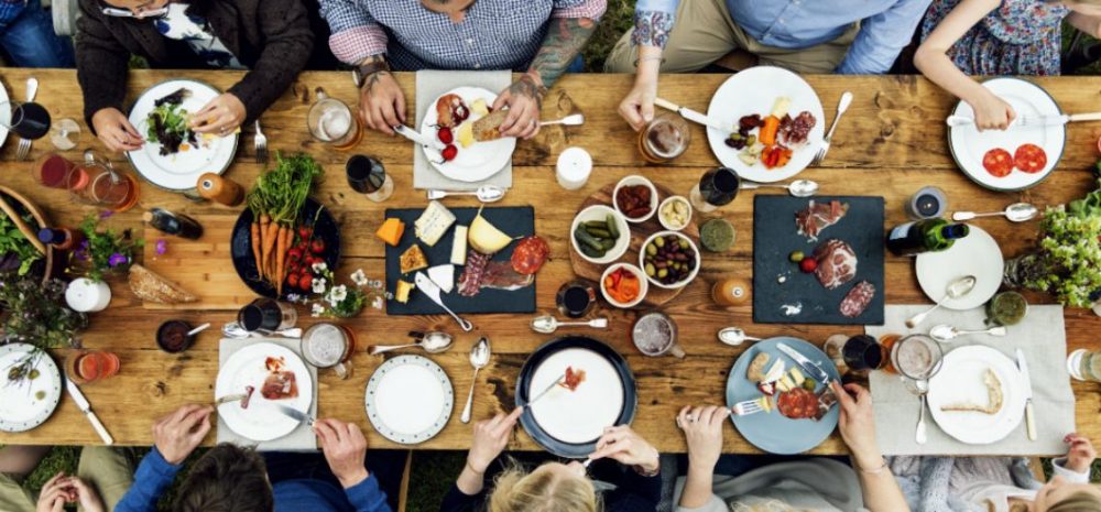 Mesa con tapas y platos para compartir