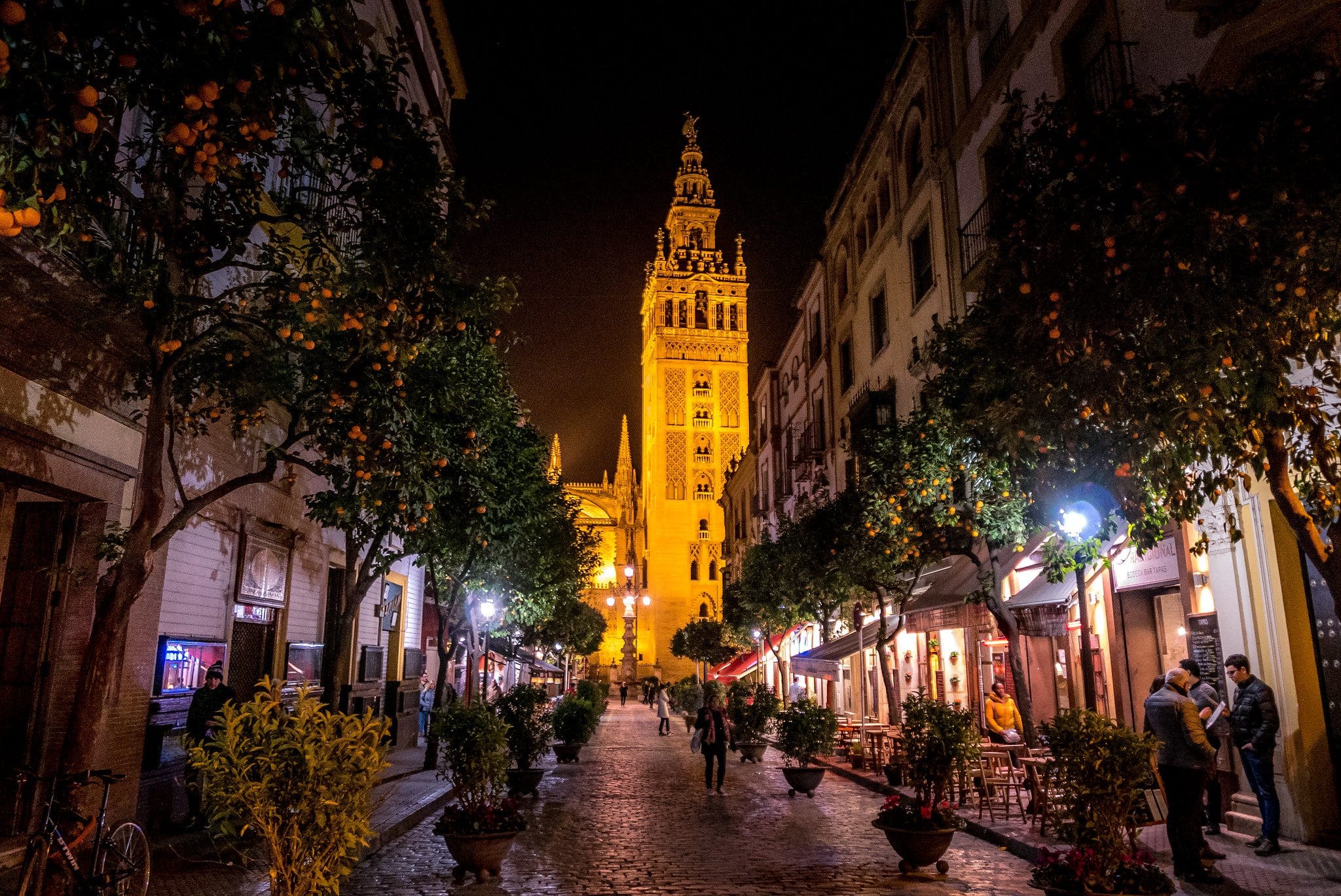 La Giralda iluminada de noche en Sevilla